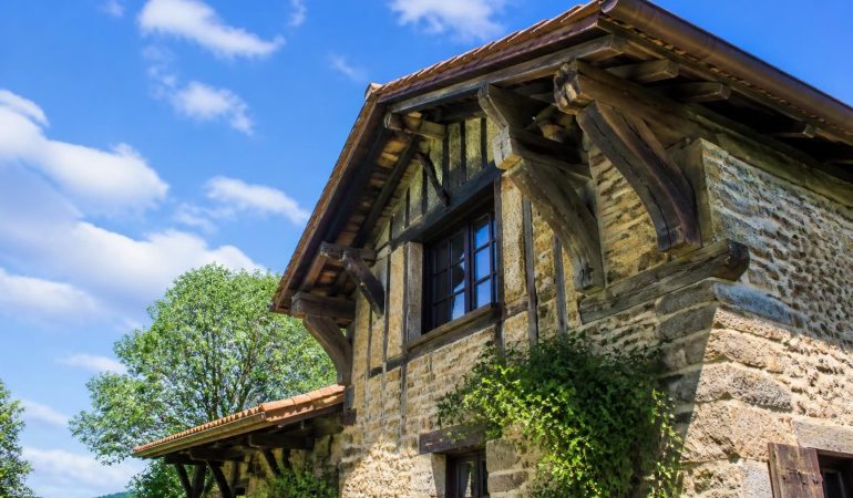 découvrez le charme des poutres retroussées, un style architectural traditionnel à redécouvrir pour apporter authenticité et caractère à vos espaces.