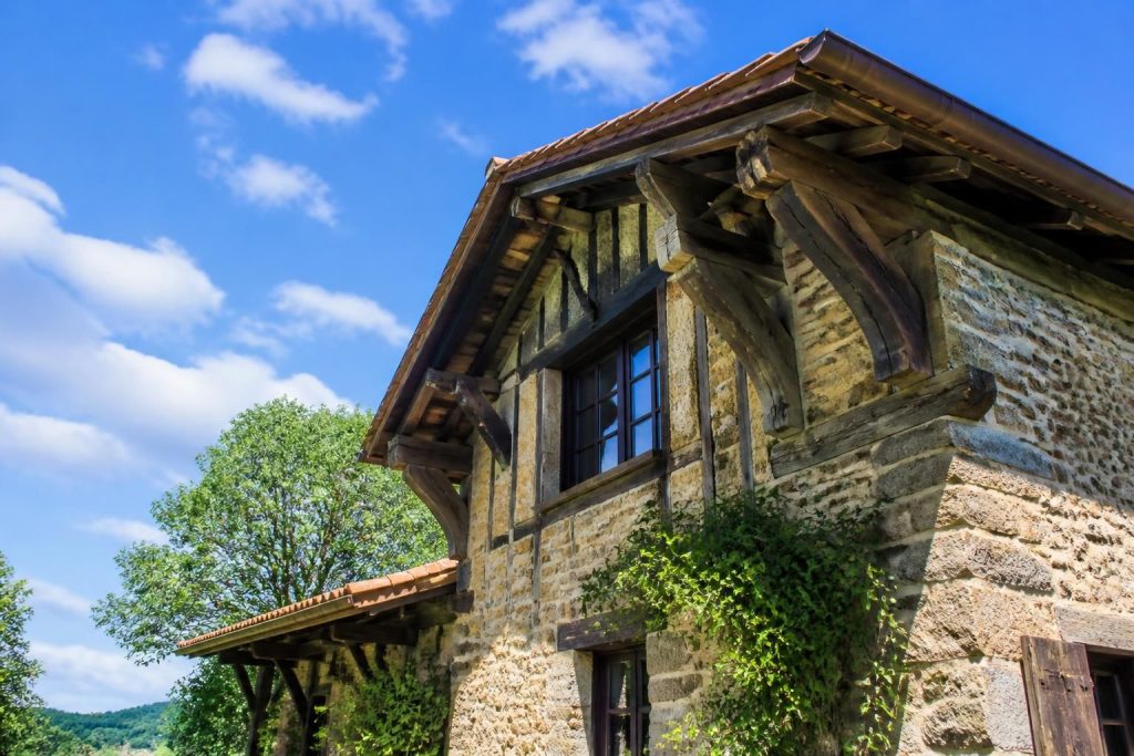 découvrez le charme des poutres retroussées, un style architectural traditionnel à redécouvrir pour apporter authenticité et caractère à vos espaces.